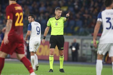 Roma, İtalya 06.11.2022: İtalyan Serie A şampiyonluk maçı sırasında hakem Daniele Orstato, SS Lazio 'ya karşı İtalya' nın başkenti Roma 'da oynanan Stadio Olimpico maçında görev aldı..
