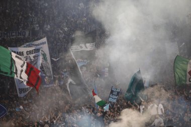 Roma, İtalya 06.11.2022: Lazio, İtalya 'nın başkenti Roma' da oynanan İtalya Serie A şampiyonluk maçında taraftarları, AS Romanlar ve SS Lazio 'nun karşı karşıya geldiği SS Olimpico karşılaşmasında durdurdu..