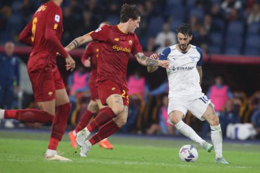 Roma, İtalya 06.11.2022: Romanlı Nicolo Zaniolo, İtalyan Serie A şampiyonluk maçı sırasında Lazio 'lu Luis Alberto SS Lazio' ya karşı 06 Kasım 2022 'de İtalya' nın başkenti Roma 'da oynanan Stadio Olimpico' da oynanan karşılaşma..