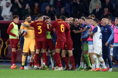 Roma, İtalya 06.11.2022: Romanyalı Rui Pedro Patricio İtalyan Serie A şampiyonluk maçında Lazio oyuncularıyla tartıştı: AS Romanlar SS Lazio 'ya karşı Stadio Olimpico' da 06 Kasım 2022 'de İtalya' nın başkenti Roma 'da oynanan karşılaşmada.
