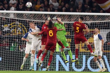 Roma, İtalya 06.11.2022: Lazio İvan Provedel, Roma Chris Smalling İtalyan Serisi A şampiyonluk karşılaşmasında AS Romanlar SS Lazio 'ya karşı 06 Kasım 2022' de İtalya 'nın başkenti Roma' da oynanan Stadio Olimpico 'da.