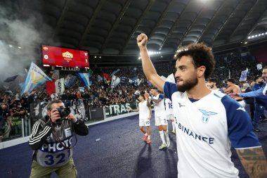 Roma, İtalya 06.11.2022: Lazio 'lu Anderson, İtalya Serie A şampiyonluk maçının finalinde zaferi kutladı: AS Romanlar SS Lazio' ya karşı Stadio Olimpico 'da 6 Kasım 2022' de İtalya 'nın başkenti Roma' da oynanan karşılaşma..