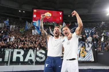 Roma, İtalya 06.11.2022: Lazio 'lu Immobile ve Radu, İtalya Serie A şampiyonluk maçının finalinde zaferi kutluyor. AS Roma, SS Lazio' ya karşı Stadio Olimpico 'da 06 Kasım 2022' de İtalya 'nın başkenti Roma' da oynanan karşılaşma..