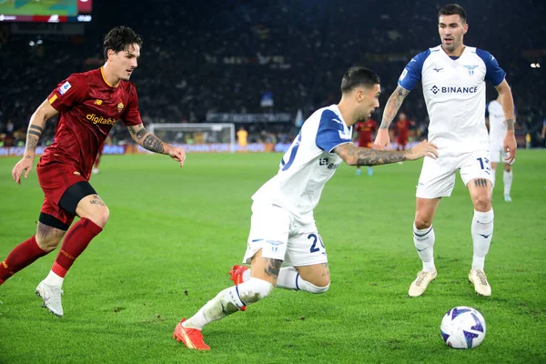 Roma, İtalya 06.11.2022: Roma 'dan Nicolo Zaniolo, İtalya Serie A şampiyonluk maçı sırasında Lazio' dan Zaccagni SS Lazio ile İtalya 'nın başkenti Roma' da oynanan karşılaşma..