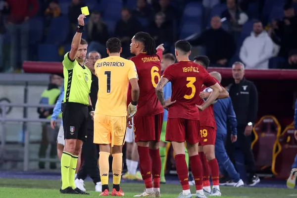 Roma, İtalya 06.11.2022: Romanyalı Rui Pedro Patricio İtalyan Serie A şampiyonluk maçında Lazio oyuncularıyla tartıştı: AS Romanlar SS Lazio 'ya karşı Stadio Olimpico' da 06 Kasım 2022 'de İtalya' nın başkenti Roma 'da oynanan karşılaşmada.
