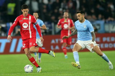 Roma, İtalya 10.11.2022: Matteo Pessina (Monza), Matias Vecino (Lazio) İtalya şampiyonası Serie A, futbol maçı sırasında, 14 gün, SS Lazio ile Monza arasında 10 Kasım 2022 'de Roma' da Stadio Olimpico 'da oynanan karşılaşma..