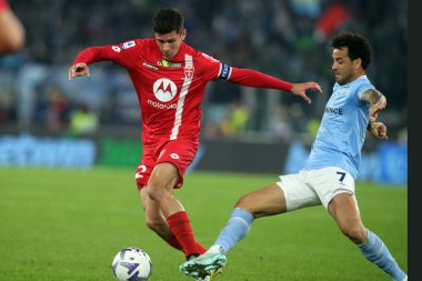 Roma, İtalya 10.11.2022: Matteo Pessina (Monza), Felipe Anderson (Lazio) İtalya şampiyonası Serie A, futbol maçı sırasında, 14 gün, SS Lazio ile Monza arasında 10 Kasım 2022 'de Roma' da Stadio Olimpico 'da oynanan karşılaşma..