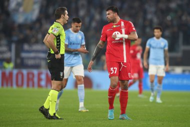 Roma, İtalya 10.11.2022: Hakem Santoro, İtalya 'da oynanan Serie A, futbol maçının 14. günü, 10 Kasım 2022' de Roma 'da oynanan Stadio Olimpico' da SS Lazio 'nun Monza' ya karşı oynadığı maçta Petagna golünü iptal etti..