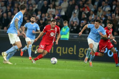 Roma, İtalya 10.11.2022: Carlos Augusto (Monza), Nicolo Casale (Lazio) İtalya şampiyonası Serie A, futbol maçı sırasında, 14 gün, SS Lazio ile Monza arasında 10 Kasım 2022 tarihinde Roma 'da Roma Olimpiyatları' nda oynanan karşılaşma..