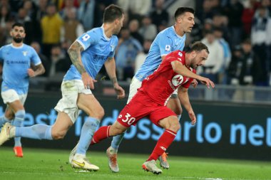 Roma, İtalya 10.11.2022: Carlos Augusto (Monza), Nicolo Casale (Lazio) İtalya şampiyonası Serie A, futbol maçı sırasında, 14 gün, SS Lazio ile Monza arasında 10 Kasım 2022 tarihinde Roma 'da Roma Olimpiyatları' nda oynanan karşılaşma..