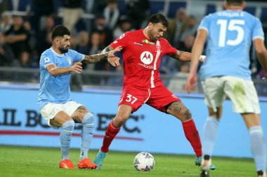 Roma, İtalya 10.11.2022: Elseid Hysaj (Lazio), Andrea Petagna (Monza) İtalya şampiyonası Serie A, futbol maçı sırasında, 14 gün, SS Lazio ile Monza arasında 10 Kasım 2022 'de Roma' da Stadio Olimpico 'da oynanan karşılaşma..