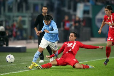 Roma, İtalya 10.11.2022: Luka Romero (Lazio), Monza 'lı Izzo İtalya Şampiyonası Serie A, futbol maçı sırasında, 14 gün sonra, 10 Kasım 2022' de Roma 'da Stadio Olimpico' da SS Lazio 'nun Monza' ya karşı oynadığı maçta..