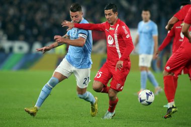 Roma, İtalya 10.11.2022: Milinkoviç Saviç (Lazio), Monza 'lı Izzo İtalya Şampiyonası Serie A, futbol karşılaşması 14. Gün' de, 10 Kasım 2022 'de Roma' da Stadio Olimpico 'da SS Lazio ile Monza arasında oynanan karşılaşmada..