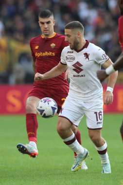 Roma, İtalya 13.11.2022: Gianluca Mancini (AS ROMA) Torino 'lu Vlasiç Nikola, AS Roman ve FC Torino arasında İtalya' nın başkenti Roma 'da oynanan Stadio Olimpico' da oynanan Serie A karşılaşmasında eylem halindedir..