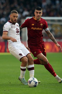 Roma, İtalya 13.11.2022: Gianluca Mancini (AS ROMA) Torino 'lu Vlasiç Nikola, AS Roman ve FC Torino arasında İtalya' nın başkenti Roma 'da oynanan Stadio Olimpico' da oynanan Serie A karşılaşmasında eylem halindedir..