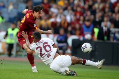 Roma, İtalya 13.11.2022: Nicolo Zaniolo (AS ROMA) ve Torino 'lu Djidji Koffi, AS Roma ile FC Torino arasında İtalya' nın başkenti Roma 'da oynanan Stadio Olimpico' da oynanan Serie A karşılaşmasında eylem halindeler..