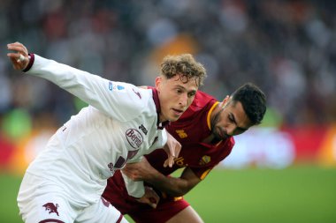 Roma, İtalya 13.11.2022: Torino 'dan Voyvoda Mergim, İtalya' nın başkenti Roma 'daki Stadio Olimpico' da AS Roman ve FC Torino arasında oynanan Serie A karşılaşması sırasında Mehmet Çelik (AS ROMA) görev başında.