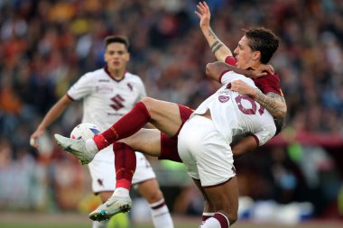 Roma, İtalya 13.11.2022: Nicolo Zaniolo (AS ROMA) ve Torino 'lu Djidji Koffi, AS Roma ile FC Torino arasında İtalya' nın başkenti Roma 'da oynanan Stadio Olimpico' da oynanan Serie A karşılaşmasında eylem halindeler..
