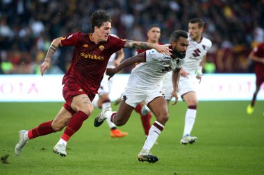Roma, İtalya 13.11.2022: Nicolo Zaniolo (AS ROMA) ve Torino 'lu Djidji Koffi, AS Roma ile FC Torino arasında İtalya' nın başkenti Roma 'da oynanan Stadio Olimpico' da oynanan Serie A karşılaşmasında eylem halindeler..