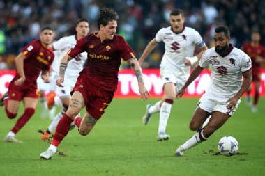 Roma, İtalya 13.11.2022: Nicolo Zaniolo (AS ROMA) ve Torino 'lu Djidji Koffi, AS Roma ile FC Torino arasında İtalya' nın başkenti Roma 'da oynanan Stadio Olimpico' da oynanan Serie A karşılaşmasında eylem halindeler..