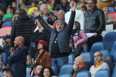 Roma, İtalya 13.11.2022: İtalya 'nın başkenti Roma' daki Stadio Olimpico 'da AS Roma ile FC Torino arasında oynanan Serie A karşılaşmasında aktör Claudio Amendola tribünde yer aldı..