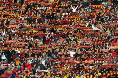 Roma, İtalya 13.11.2022: Roma, İtalya 'daki Stadio Olimpico' da oynanan Serie A karşılaşmasında Roman taraftarların eşarpları tribünde AS Roman ve FC Torino arasında oynanacak..