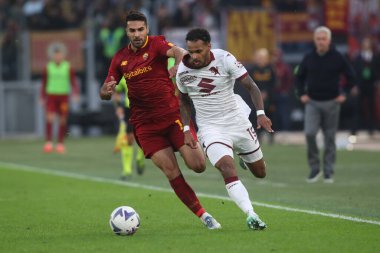 Roma, İtalya 13.11.2022: Mehmet Çelik (AS ROMA), Torino 'lu Lazzaro Valentino AS Roma ve FC Torino arasında İtalya' nın başkenti Roma 'da oynanan Stadio Olimpico' da oynanan Serie A karşılaşmasında.