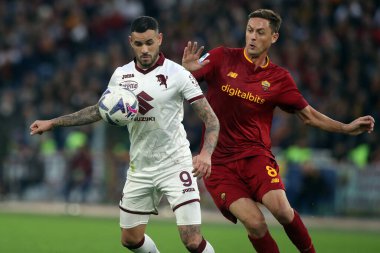 Roma, İtalya 13.11.2022: Torino 'lu Sanabria Antonio, İtalya' nın Stadio Olimpico kentinde AS Roman ve FC Torino arasında oynanan Serie A karşılaşması sırasında Nemanja Matiç (AS ROMA) başladı.