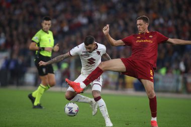 Roma, İtalya 13.11.2022: Torino 'lu Sanabria Antonio, İtalya' nın Stadio Olimpico kentinde AS Roman ve FC Torino arasında oynanan Serie A karşılaşması sırasında Nemanja Matiç (AS ROMA) başladı.