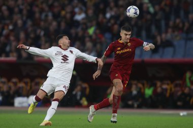 Roma, İtalya 13.11.2022: Torino Radonjiç Nemanja, Gianluca Mancini (AS ROMA) AS Roman ve FC Torino arasında İtalya 'nın başkenti Roma' da oynanan Stadio Olimpico 'da oynanan Serie A karşılaşmasında.