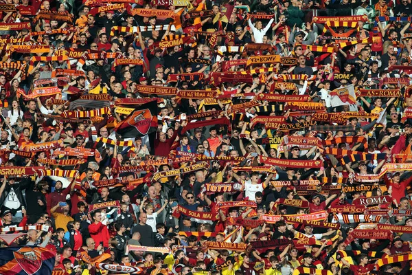 ローマ イタリア13 2022 セリエA中のローマのファンのスカーフローマのスタジアムでAsローマとFcトリノの試合 — ストック写真