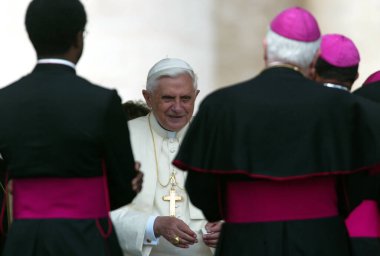 ROME, İtalya - 31.12.2022: (ARCHIVE IMAGE) Joseph Ratzinger, Papa 16. Benedikt, Vatikan 'daki dinleyiciler sırasında. Papa 16. Benedikt 31 Aralık 2022 'de Vatikan' daki Mater Ecclesiae 'de saat 9: 35' te öldü. Papa 2. John Paul 'un 19 Nisan' dan sonraki halefi 