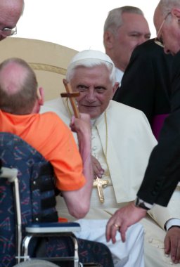 ROME, İtalya - 31.12.2022: (ARCHIVE IMAGE) Joseph Ratzinger, Papa 16. Benedikt, Vatikan 'daki dinleyiciler sırasında. Papa 16. Benedikt 31 Aralık 2022 'de Vatikan' daki Mater Ecclesiae 'de saat 9: 35' te öldü. Papa 2. John Paul 'un 19 Nisan' dan sonraki halefi 