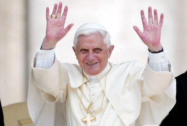 ROME, İtalya - 31.12.2022: (ARCHIVE IMAGE) Joseph Ratzinger, Papa 16. Benedikt, Vatikan 'daki dinleyiciler sırasında. Papa 16. Benedikt 31 Aralık 2022 'de Vatikan' daki Mater Ecclesiae 'de saat 9: 35' te öldü. Papa 2. John Paul 'un 19 Nisan' dan sonraki halefi 