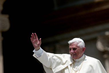 ROME, İtalya - 31.12.2022: (ARCHIVE IMAGE) Joseph Ratzinger, Papa 16. Benedikt Roma Vaitcano 'daki seyirciler sırasında. Papa 16. Benedikt 31 Aralık 2022 'de Vatikan' daki Mater Ecclesiae 'de saat 9: 35' te öldü. Papa 2. John Paul 'un 19 Nisan' dan sonraki halefi