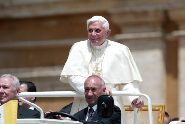 ROME, İtalya - 31.12.2022: (ARCHIVE IMAGE) Joseph Ratzinger, Papa 16. Benedikt, Vatikan 'daki dinleyiciler sırasında. Papa 16. Benedikt 31 Aralık 2022 'de Vatikan' daki Mater Ecclesiae 'de saat 9: 35' te öldü. Papa 2. John Paul 'un 19 Nisan' dan sonraki halefi 