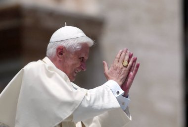 ROME, İtalya - 31.12.2022: (ARCHIVE IMAGE) Joseph Ratzinger, Papa 16. Benedikt Roma Vaitcano 'daki seyirciler sırasında. Papa 16. Benedikt 31 Aralık 2022 'de Vatikan' daki Mater Ecclesiae 'de saat 9: 35' te öldü. Papa 2. John Paul 'un 19 Nisan' dan sonraki halefi