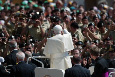 ROME, İtalya - 31.12.2022: (ARCHIVE IMAGE) Joseph Ratzinger, Papa 16. Benedikt Roma Vaitcano 'daki seyirciler sırasında. Papa 16. Benedikt 31 Aralık 2022 'de Vatikan' daki Mater Ecclesiae 'de saat 9: 35' te öldü. Papa 2. John Paul 'un 19 Nisan' dan sonraki halefi