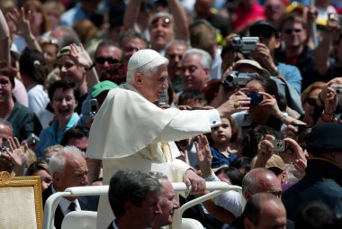 ROME, İtalya - 31.12.2022: (ARCHIVE IMAGE) Joseph Ratzinger, Papa 16. Benedikt Roma Vaitcano 'daki seyirciler sırasında. Papa 16. Benedikt 31 Aralık 2022 'de Vatikan' daki Mater Ecclesiae 'de saat 9: 35' te öldü. Papa 2. John Paul 'un 19 Nisan' dan sonraki halefi