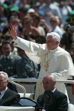 ROME, İtalya - 31.12.2022: (ARCHIVE IMAGE) Joseph Ratzinger, Papa 16. Benedikt Roma Vaitcano 'daki seyirciler sırasında. Papa 16. Benedikt 31 Aralık 2022 'de Vatikan' daki Mater Ecclesiae 'de saat 9: 35' te öldü. Papa 2. John Paul 'un 19 Nisan' dan sonraki halefi