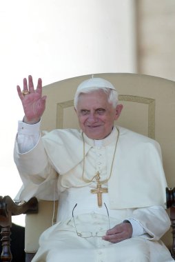 ROME, İtalya - 31.12.2022: (ARCHIVE IMAGE) Joseph Ratzinger, Papa 16. Benedikt Roma Vaitcano 'daki seyirciler sırasında. Papa 16. Benedikt 31 Aralık 2022 'de Vatikan' daki Mater Ecclesiae 'de saat 9: 35' te öldü. Papa 2. John Paul 'un 19 Nisan' dan sonraki halefi