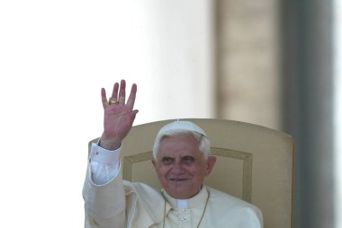 ROME, İtalya - 31.12.2022: (ARCHIVE IMAGE) Joseph Ratzinger, Papa 16. Benedikt Roma Vaitcano 'daki seyirciler sırasında. Papa 16. Benedikt 31 Aralık 2022 'de Vatikan' daki Mater Ecclesiae 'de saat 9: 35' te öldü. Papa 2. John Paul 'un 19 Nisan' dan sonraki halefi
