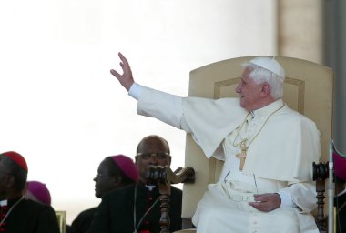 ROME, İtalya - 31.12.2022: (ARCHIVE IMAGE) Joseph Ratzinger, Papa 16. Benedikt Roma Vaitcano 'daki seyirciler sırasında. Papa 16. Benedikt 31 Aralık 2022 'de Vatikan' daki Mater Ecclesiae 'de saat 9: 35' te öldü. Papa 2. John Paul 'un 19 Nisan' dan sonraki halefi