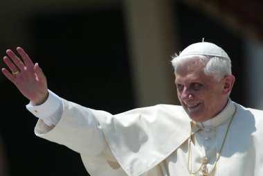 ROME, İtalya - 31.12.2022: (ARCHIVE IMAGE) Joseph Ratzinger, Papa 16. Benedikt Roma Vaitcano 'daki seyirciler sırasında. Papa 16. Benedikt 31 Aralık 2022 'de Vatikan' daki Mater Ecclesiae 'de saat 9: 35' te öldü. Papa 2. John Paul 'un 19 Nisan' dan sonraki halefi