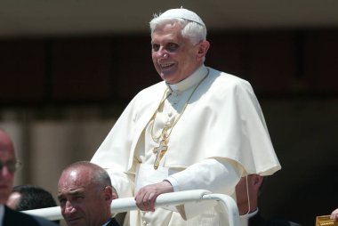 ROME, İtalya - 31.12.2022: (ARCHIVE IMAGE) Joseph Ratzinger, Papa 16. Benedikt Roma Vaitcano 'daki seyirciler sırasında. Papa 16. Benedikt 31 Aralık 2022 'de Vatikan' daki Mater Ecclesiae 'de saat 9: 35' te öldü. Papa 2. John Paul 'un 19 Nisan' dan sonraki halefi