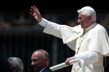 ROME, İtalya - 31.12.2022: (ARCHIVE IMAGE) Joseph Ratzinger, Papa 16. Benedikt Roma Vaitcano 'daki seyirciler sırasında. Papa 16. Benedikt 31 Aralık 2022 'de Vatikan' daki Mater Ecclesiae 'de saat 9: 35' te öldü. Papa 2. John Paul 'un 19 Nisan' dan sonraki halefi