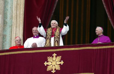 ROME, İtalya - 31.12.2022: (ARCHIVE IMAGE) Joseph Ratzinger, Papa 16. Benedikt Roma 'daki Vaitcano seçimleri sırasında. Papa 16. Benedikt 31 Aralık 2022 'de Vatikan' daki Mater Ecclesiae 'de saat 9: 35' te öldü. Papa 2. John Paul 'un 19 Nisan' dan sonraki halefi 