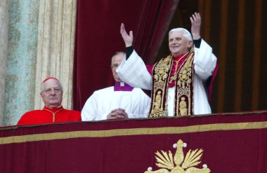 ROME, İtalya - 31.12.2022: (ARCHIVE IMAGE) Joseph Ratzinger, Papa 16. Benedikt Roma 'daki Vaitcano seçimleri sırasında. Papa 16. Benedikt 31 Aralık 2022 'de Vatikan' daki Mater Ecclesiae 'de saat 9: 35' te öldü. Papa 2. John Paul 'un 19 Nisan' dan sonraki halefi 