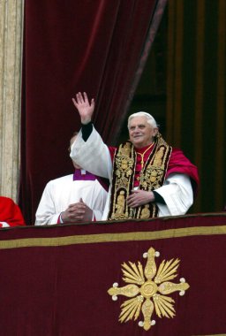 ROME, İtalya - 31.12.2022: (ARCHIVE IMAGE) Joseph Ratzinger, Papa 16. Benedikt Roma 'daki Vaitcano seçimleri sırasında. Papa 16. Benedikt 31 Aralık 2022 'de Vatikan' daki Mater Ecclesiae 'de saat 9: 35' te öldü. Papa 2. John Paul 'un 19 Nisan' dan sonraki halefi 