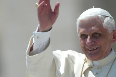 ROME, İtalya - 31.12.2022: (ARCHIVE IMAGE) Joseph Ratzinger, Papa 16. Benedikt Roma Vaitcano 'daki seyirciler sırasında. Papa 16. Benedikt 31 Aralık 2022 'de Vatikan' daki Mater Ecclesiae 'de saat 9: 35' te öldü. Papa 2. John Paul 'un 19 Nisan' dan sonraki halefi